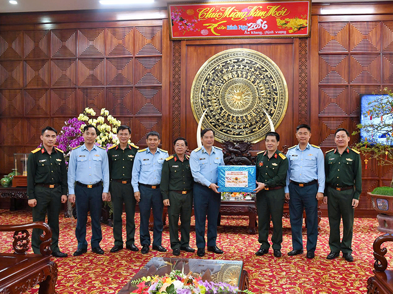 Thiếu tướng Nguyễn Huy Tuấn - Ph&oacute; Ch&iacute;nh ủy Qu&acirc;n chủng Ph&ograve;ng kh&ocirc;ng - Kh&ocirc;ng qu&acirc;n kiểm tra, ch&uacute;c Tết c&aacute;c đơn vị khu vực T&acirc;y Nguy&ecirc;n