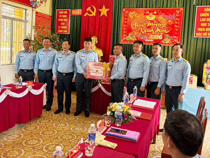 Thiếu tướng Nguyễn Huy Tuấn - Ph&oacute; Ch&iacute;nh ủy Qu&acirc;n chủng Ph&ograve;ng kh&ocirc;ng - Kh&ocirc;ng qu&acirc;n kiểm tra, ch&uacute;c Tết c&aacute;c đơn vị khu vực T&acirc;y Nguy&ecirc;n