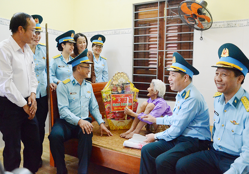 Sư đo&agrave;n 375 tổ chức Chương tr&igrave;nh &ldquo;Xu&acirc;n canh trời - Tết thắm t&igrave;nh qu&acirc;n d&acirc;n&rdquo;