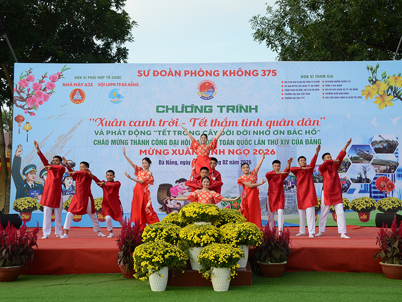 Sư đo&agrave;n 375 tổ chức Chương tr&igrave;nh &ldquo;Xu&acirc;n canh trời - Tết thắm t&igrave;nh qu&acirc;n d&acirc;n&rdquo;