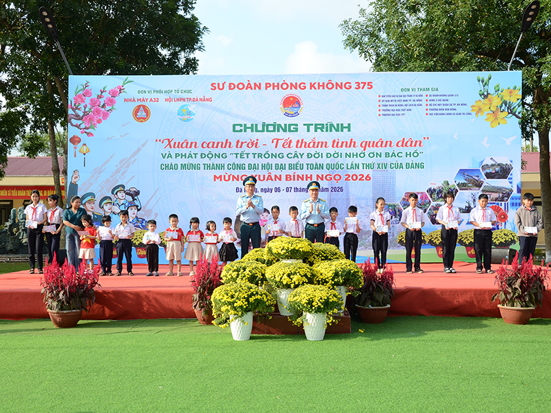 Sư đo&agrave;n 375 tổ chức Chương tr&igrave;nh &ldquo;Xu&acirc;n canh trời - Tết thắm t&igrave;nh qu&acirc;n d&acirc;n&rdquo;