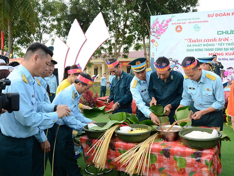 Sư đo&agrave;n 375 tổ chức Chương tr&igrave;nh &ldquo;Xu&acirc;n canh trời - Tết thắm t&igrave;nh qu&acirc;n d&acirc;n&rdquo;