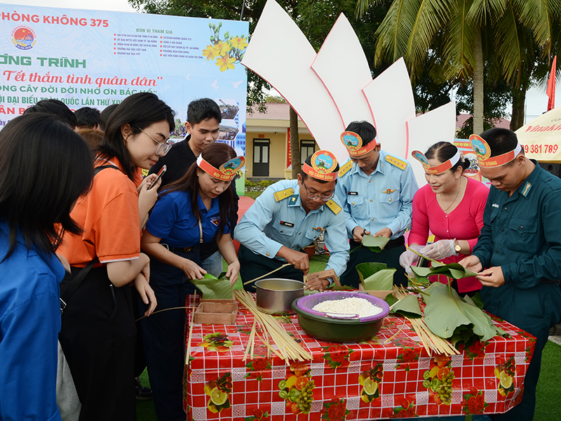 Sư đo&agrave;n 375 tổ chức Chương tr&igrave;nh &ldquo;Xu&acirc;n canh trời - Tết thắm t&igrave;nh qu&acirc;n d&acirc;n&rdquo;