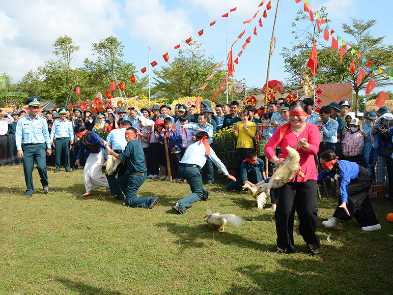 Sư đo&agrave;n 375 tổ chức Chương tr&igrave;nh &ldquo;Xu&acirc;n canh trời - Tết thắm t&igrave;nh qu&acirc;n d&acirc;n&rdquo;