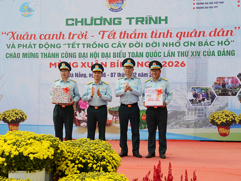 Sư đo&agrave;n 375 tổ chức Chương tr&igrave;nh &ldquo;Xu&acirc;n canh trời - Tết thắm t&igrave;nh qu&acirc;n d&acirc;n&rdquo;