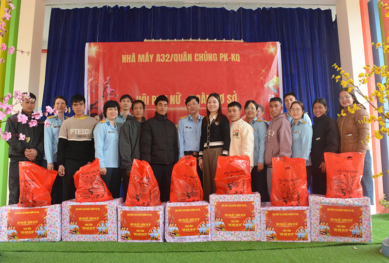 Hội Phụ nữ v&agrave; Đo&agrave;n cơ sở Nh&agrave; m&aacute;y A32 tặng qu&agrave; Tết cho nh&acirc;n d&acirc;n miền n&uacute;i th&agrave;nh phố Đ&agrave; Nẵng