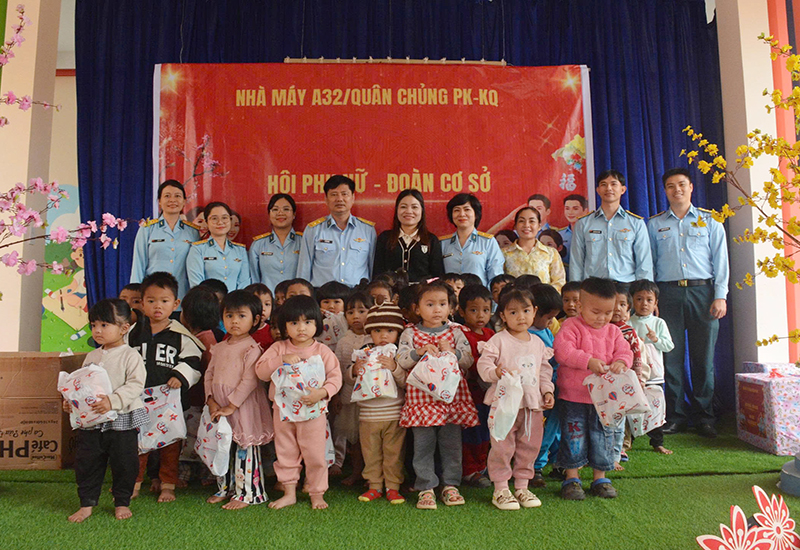 Hội Phụ nữ v&agrave; Đo&agrave;n cơ sở Nh&agrave; m&aacute;y A32 tặng qu&agrave; Tết cho nh&acirc;n d&acirc;n miền n&uacute;i th&agrave;nh phố Đ&agrave; Nẵng