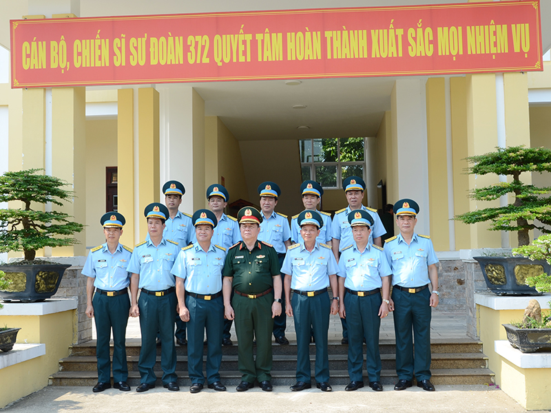 Đại tướng Nguyễn Trọng Nghĩa thăm, kiểm tra Sư đo&agrave;n Kh&ocirc;ng qu&acirc;n 372