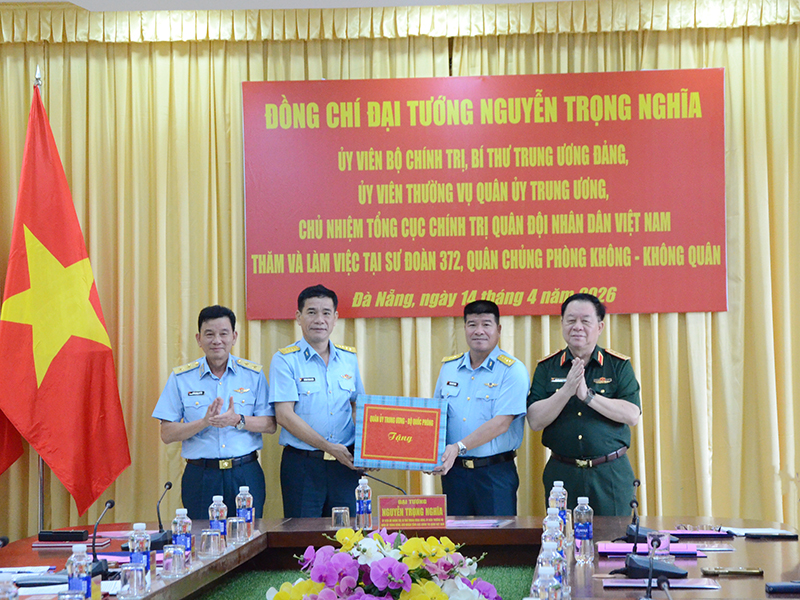 Đại tướng Nguyễn Trọng Nghĩa thăm, kiểm tra Sư đo&agrave;n Kh&ocirc;ng qu&acirc;n 372