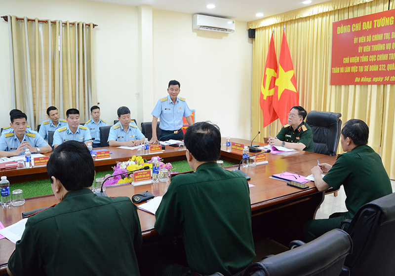 Đại tướng Nguyễn Trọng Nghĩa thăm, kiểm tra Sư đo&agrave;n Kh&ocirc;ng qu&acirc;n 372