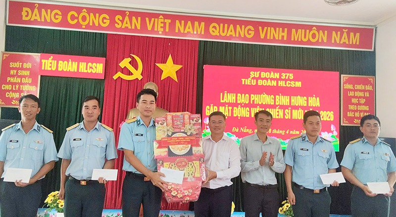 Đơn vị, địa phương, gia đ&igrave;nh - điểm tựa cho chiến sĩ mới