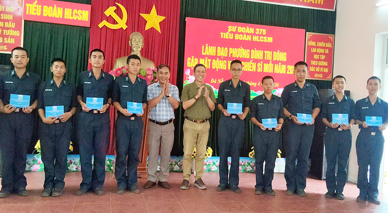 Đơn vị, địa phương, gia đ&igrave;nh - điểm tựa cho chiến sĩ mới