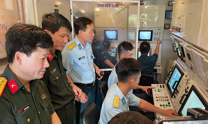 Tổng cục Ch&iacute;nh trị kiểm tra c&ocirc;ng t&aacute;c c&aacute;n bộ tại Sư đo&agrave;n 375