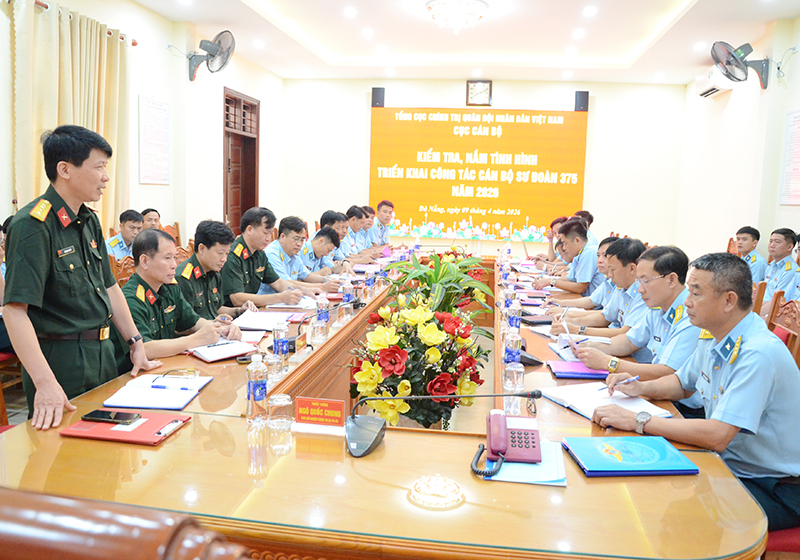 Tổng cục Ch&iacute;nh trị kiểm tra c&ocirc;ng t&aacute;c c&aacute;n bộ tại Sư đo&agrave;n 375