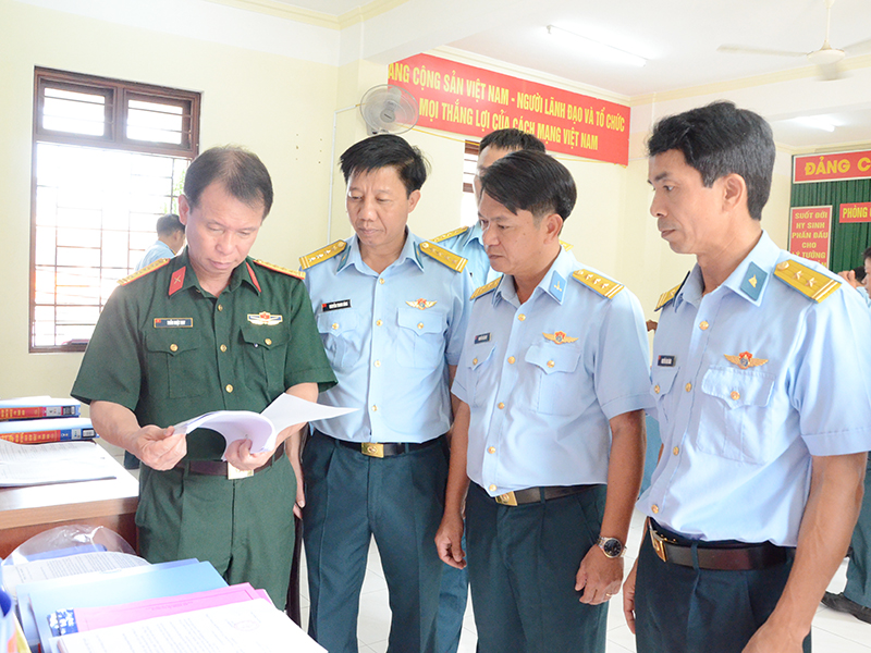 Tổng cục Ch&iacute;nh trị kiểm tra c&ocirc;ng t&aacute;c c&aacute;n bộ tại Sư đo&agrave;n 375