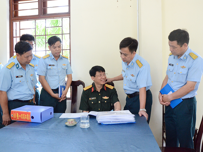 Tổng cục Ch&iacute;nh trị kiểm tra c&ocirc;ng t&aacute;c c&aacute;n bộ tại Sư đo&agrave;n 375