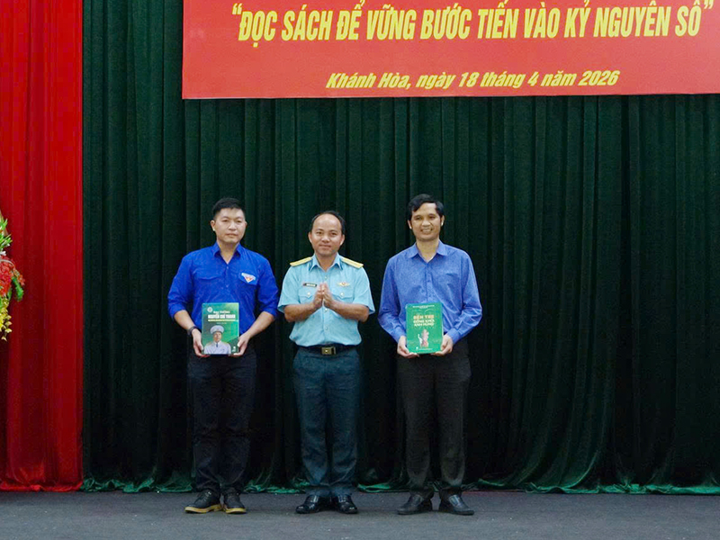 Sư đo&agrave;n 377 tổ chức &ldquo;Kh&ocirc;ng gian văn h&oacute;a s&aacute;ch v&agrave; người chiến sĩ canh trời&rdquo;