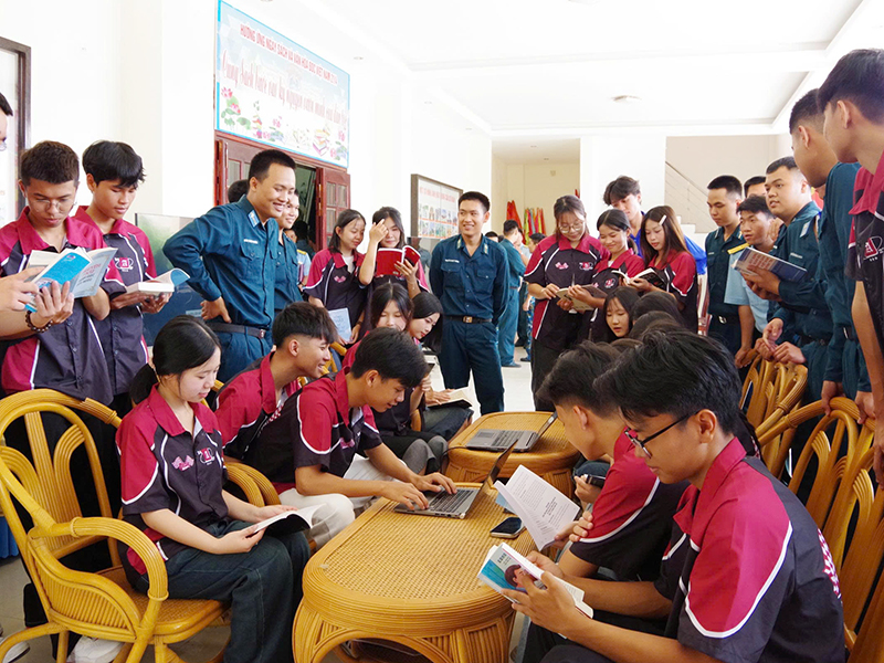 Sư đo&agrave;n 377 tổ chức &ldquo;Kh&ocirc;ng gian văn h&oacute;a s&aacute;ch v&agrave; người chiến sĩ canh trời&rdquo;