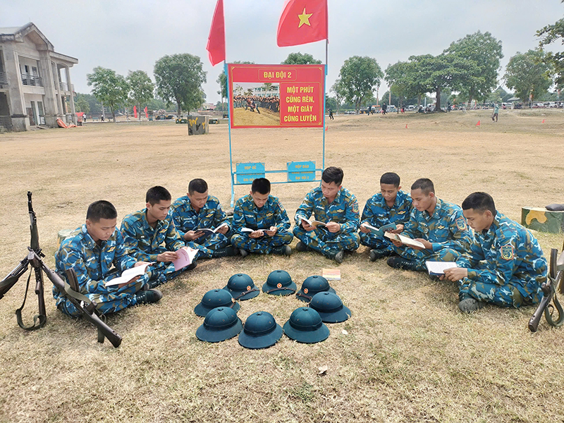 Khơi dậy niềm đam m&ecirc; đọc s&aacute;ch cho chiến sĩ mới ở Sư đo&agrave;n 375