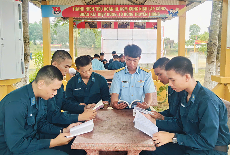 Khơi dậy niềm đam m&ecirc; đọc s&aacute;ch cho chiến sĩ mới ở Sư đo&agrave;n 375