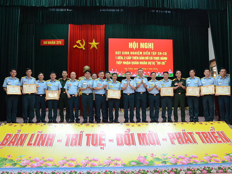 Sư đo&agrave;n 375 Diễn tập chỉ huy - cơ quan 1 b&ecirc;n 2 cấp tr&ecirc;n bản đồ, c&oacute; thực h&agrave;nh tiếp nhận qu&acirc;n nh&acirc;n dự bị