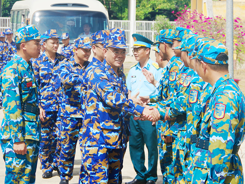 Học viện Hải qu&acirc;n tham quan, nghi&ecirc;n cứu thực tế tại Trung đo&agrave;n 274
