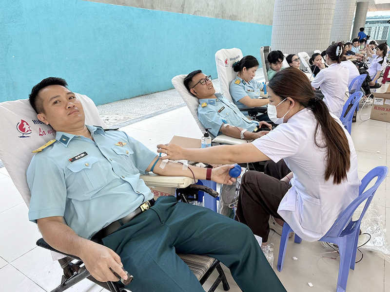 Đoàn thanh niên Nhà máy A32 tham gia hiến máu tình nguyện