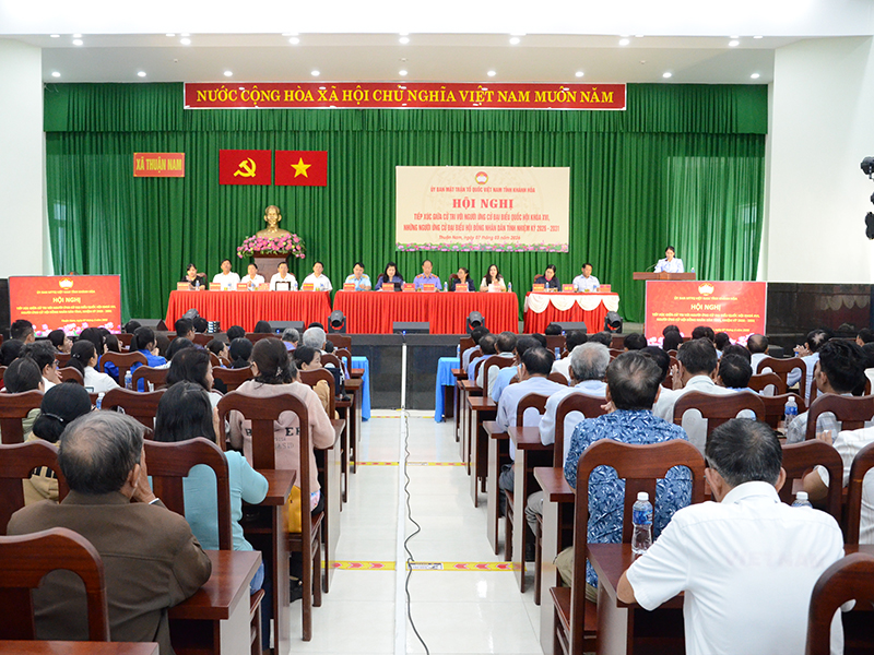 Thiếu tướng Vũ Đại Dương - Phó Tư lệnh Quân chủng Phòng không-Không quân cùng các ứng cử viên đại biểu Quốc hội khóa XVI tiếp xúc cử tri tại Đơn vị bầu cử số 4, tỉnh Khánh Hòa