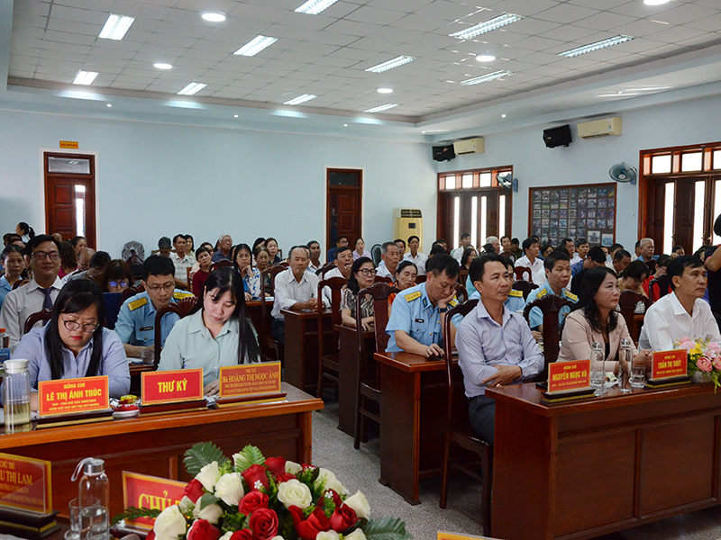 Thiếu tướng Vũ Đại Dương - Phó Tư lệnh Quân chủng Phòng không-Không quân cùng các ứng cử viên đại biểu Quốc hội khóa XVI tiếp xúc cử tri tại Đơn vị bầu cử số 4, tỉnh Khánh Hòa