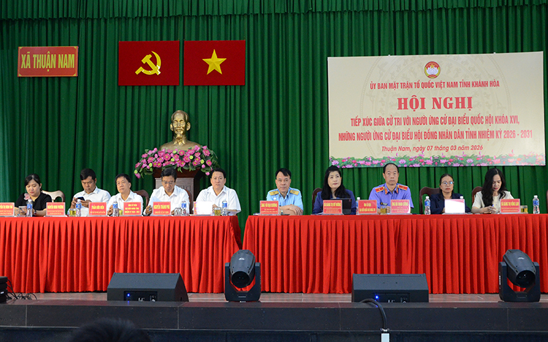 Thiếu tướng Vũ Đại Dương - Phó Tư lệnh Quân chủng Phòng không-Không quân cùng các ứng cử viên đại biểu Quốc hội khóa XVI tiếp xúc cử tri tại Đơn vị bầu cử số 4, tỉnh Khánh Hòa