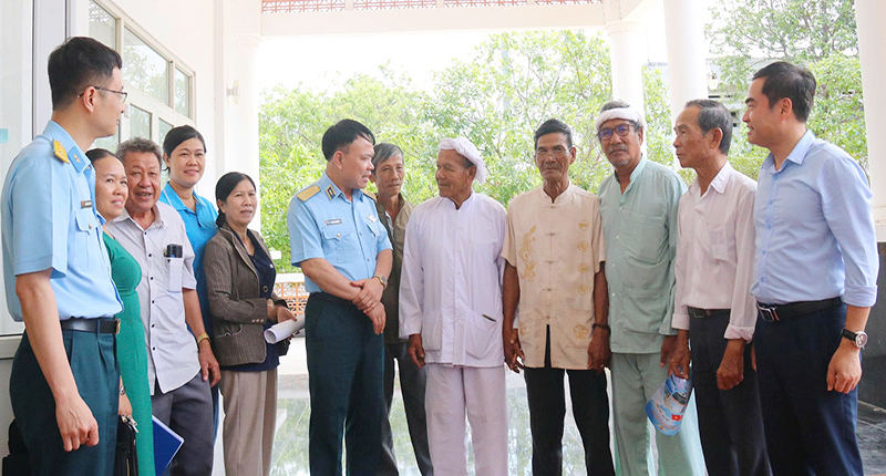 Thiếu tướng Vũ Đại Dương - Ph&oacute; Tư lệnh Qu&acirc;n chủng Ph&ograve;ng kh&ocirc;ng - Kh&ocirc;ng qu&acirc;n tiếp x&uacute;c cử tri tại tỉnh Kh&aacute;nh H&ograve;a