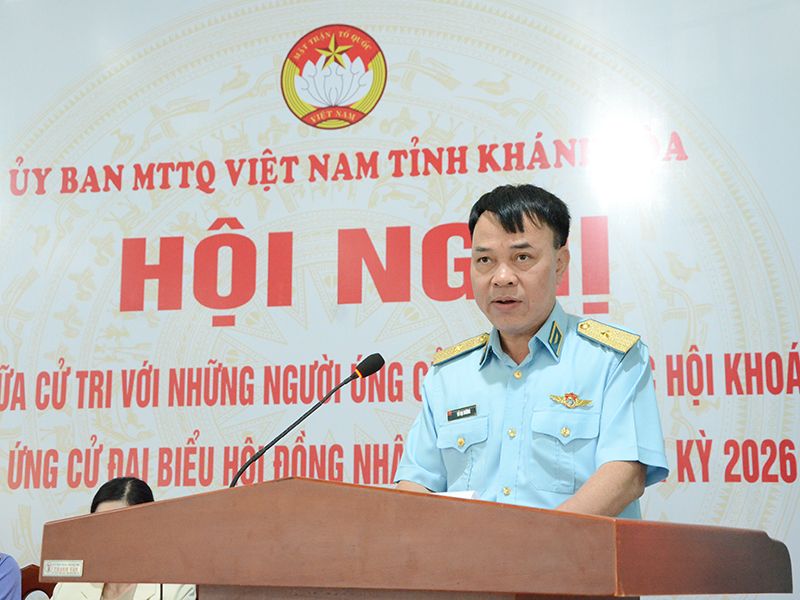 Thiếu tướng Vũ Đại Dương v&agrave; những người ứng cử đại biểu Quốc hội kh&oacute;a XVI tiếp x&uacute;c cử tri tỉnh Kh&aacute;nh H&ograve;a