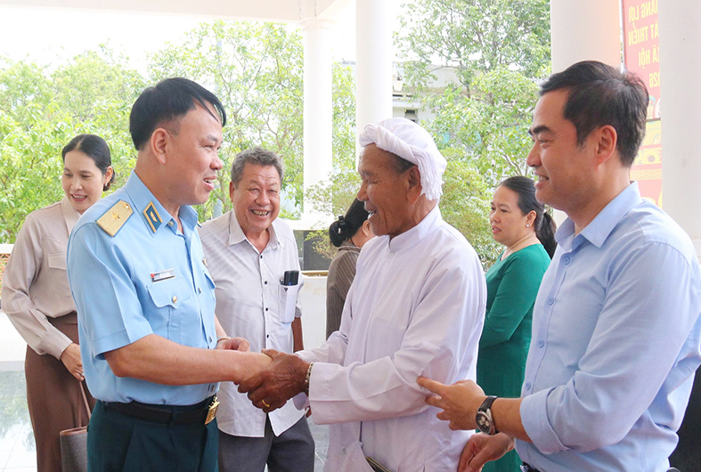 Thiếu tướng Vũ Đại Dương - Ph&oacute; Tư lệnh Qu&acirc;n chủng Ph&ograve;ng kh&ocirc;ng - Kh&ocirc;ng qu&acirc;n tiếp x&uacute;c cử tri tại tỉnh Kh&aacute;nh H&ograve;a