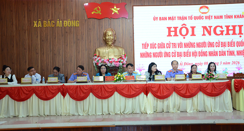 Thiếu tướng Vũ Đại Dương - Ph&oacute; Tư lệnh Qu&acirc;n chủng Ph&ograve;ng kh&ocirc;ng-Kh&ocirc;ng qu&acirc;n c&ugrave;ng c&aacute;c ứng cử vi&ecirc;n đại biểu Quốc hội kh&oacute;a XVI tiếp x&uacute;c cử tri tại Đơn vị bầu cử số 4, tỉnh Kh&aacute;nh H&ograve;a