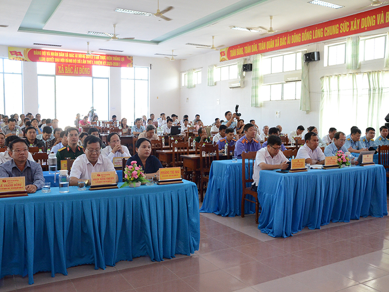 Thiếu tướng Vũ Đại Dương - Phó Tư lệnh Quân chủng Phòng không-Không quân cùng các ứng cử viên đại biểu Quốc hội khóa XVI tiếp xúc cử tri tại Đơn vị bầu cử số 4, tỉnh Khánh Hòa