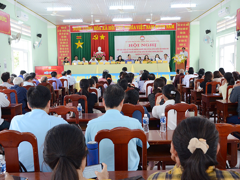 Thiếu tướng Vũ Đại Dương - Ph&oacute; Tư lệnh Qu&acirc;n chủng Ph&ograve;ng kh&ocirc;ng-Kh&ocirc;ng qu&acirc;n c&ugrave;ng c&aacute;c ứng cử vi&ecirc;n đại biểu Quốc hội kh&oacute;a XVI tiếp x&uacute;c cử tri tại Đơn vị bầu cử số 4, tỉnh Kh&aacute;nh H&ograve;a