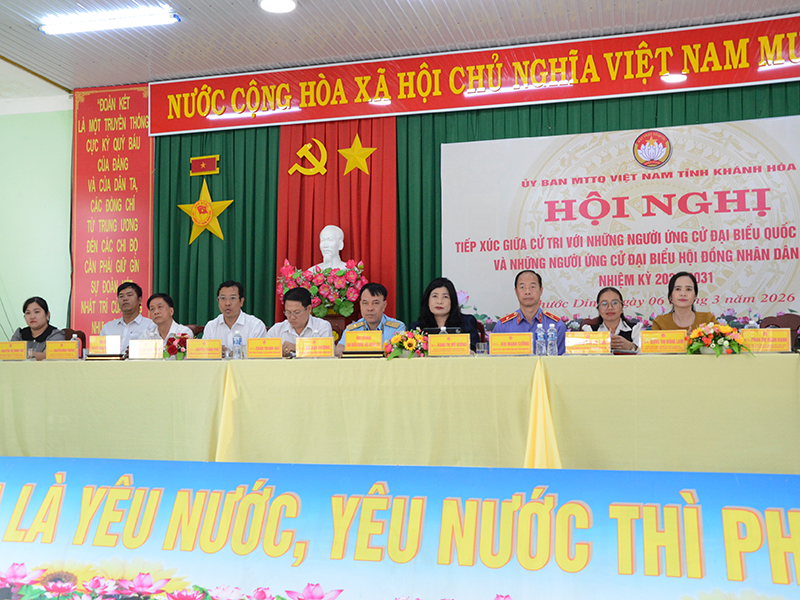 Thiếu tướng Vũ Đại Dương - Phó Tư lệnh Quân chủng Phòng không-Không quân cùng các ứng cử viên đại biểu Quốc hội khóa XVI tiếp xúc cử tri tại Đơn vị bầu cử số 4, tỉnh Khánh Hòa