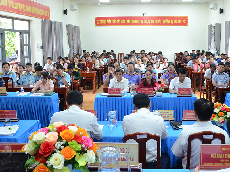 Thiếu tướng Vũ Đại Dương - Phó Tư lệnh Quân chủng Phòng không-Không quân cùng các ứng cử viên đại biểu Quốc hội khóa XVI tiếp xúc cử tri tại Đơn vị bầu cử số 4, tỉnh Khánh Hòa