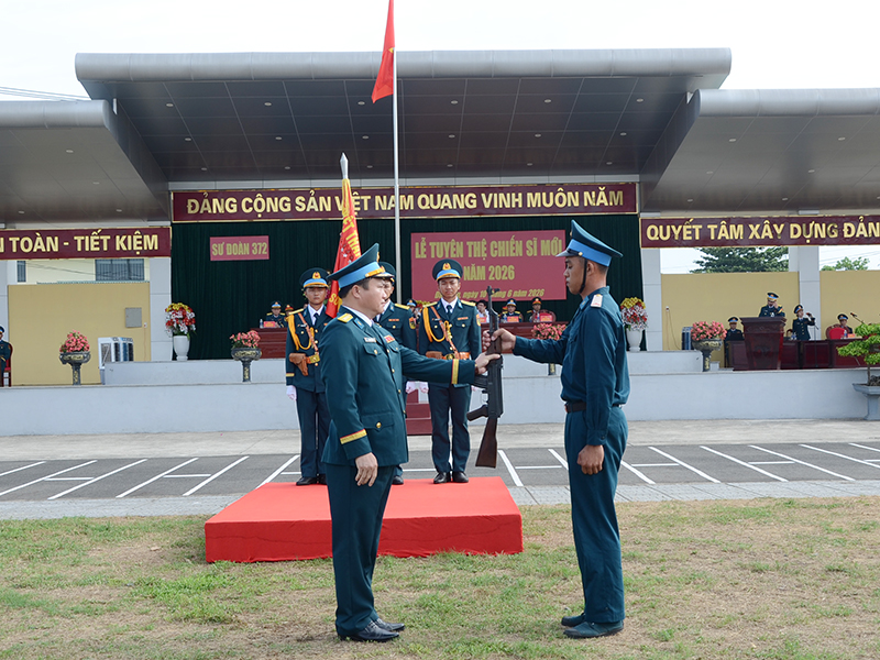 C&aacute;c đơn vị trong Qu&acirc;n chủng Ph&ograve;ng kh&ocirc;ng-Kh&ocirc;ng qu&acirc;n tổ chức Lễ tuy&ecirc;n thệ chiến sĩ mới năm 2026