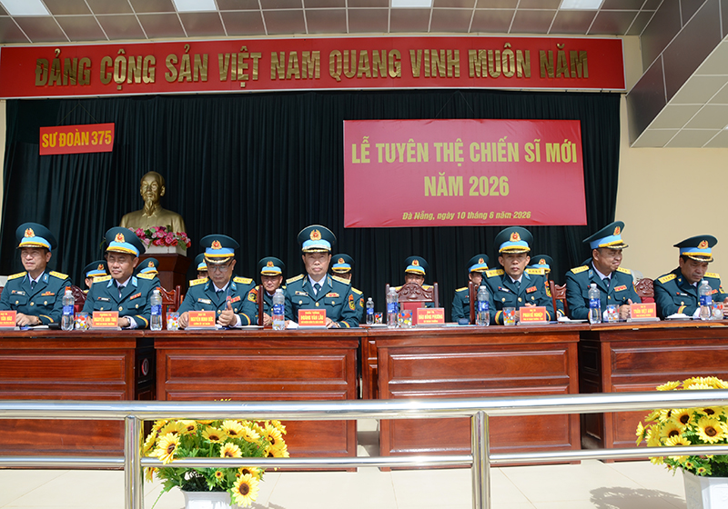 C&aacute;c đơn vị trong Qu&acirc;n chủng Ph&ograve;ng kh&ocirc;ng-Kh&ocirc;ng qu&acirc;n tổ chức Lễ tuy&ecirc;n thệ chiến sĩ mới năm 2026