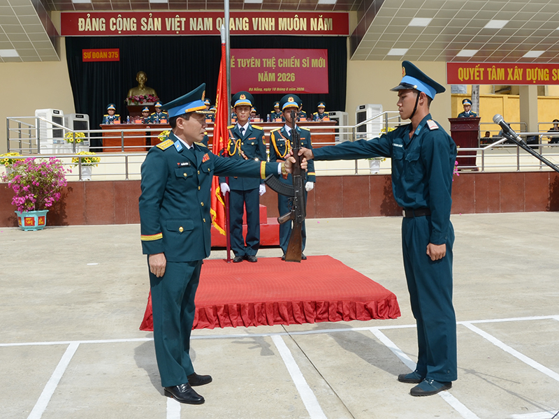 C&aacute;c đơn vị trong Qu&acirc;n chủng Ph&ograve;ng kh&ocirc;ng-Kh&ocirc;ng qu&acirc;n tổ chức Lễ tuy&ecirc;n thệ chiến sĩ mới năm 2026