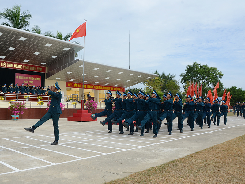 C&aacute;c đơn vị trong Qu&acirc;n chủng Ph&ograve;ng kh&ocirc;ng-Kh&ocirc;ng qu&acirc;n tổ chức Lễ tuy&ecirc;n thệ chiến sĩ mới năm 2026