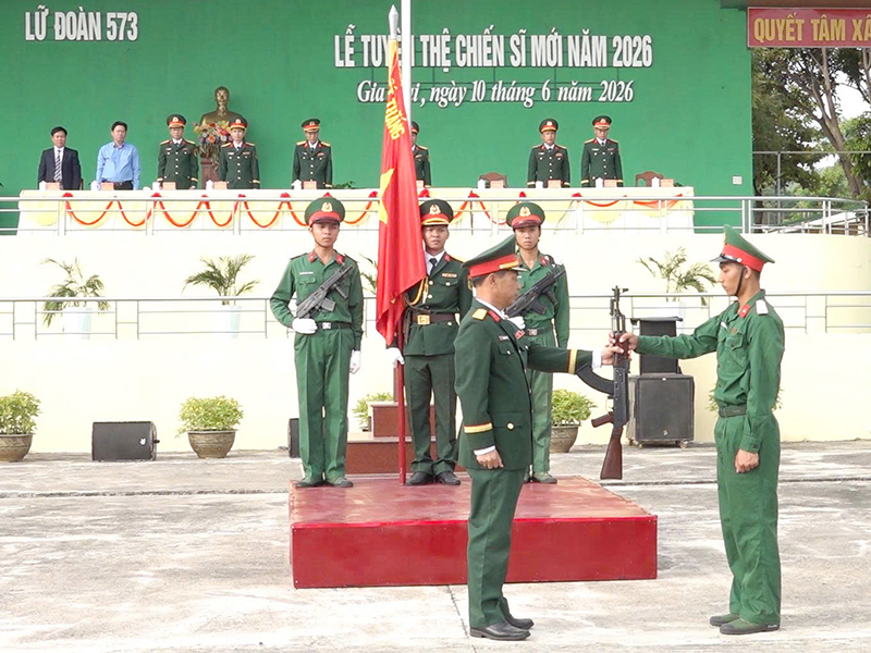 C&aacute;c đơn vị trong Qu&acirc;n chủng Ph&ograve;ng kh&ocirc;ng-Kh&ocirc;ng qu&acirc;n tổ chức Lễ tuy&ecirc;n thệ chiến sĩ mới năm 2026