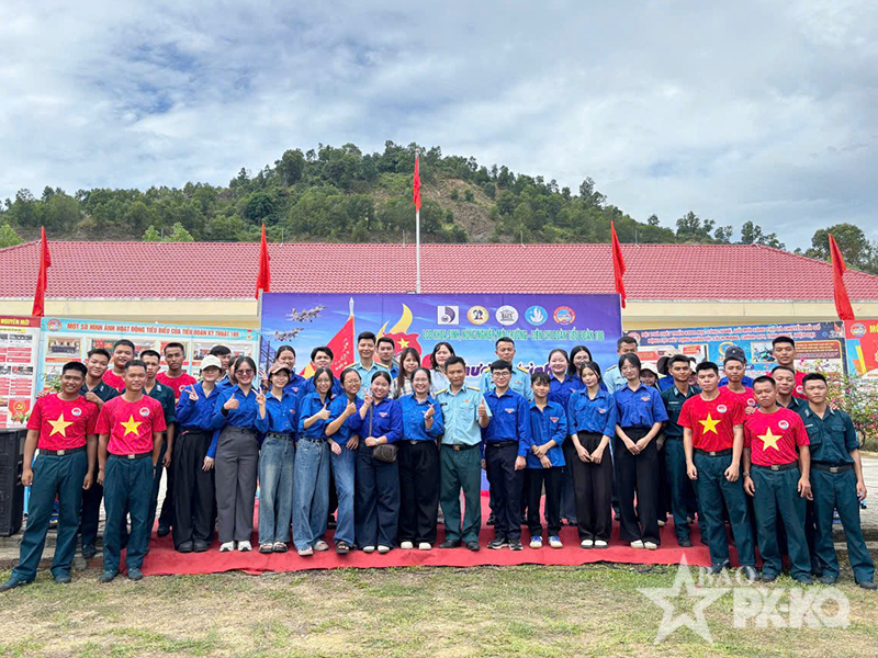 Đo&agrave;n cơ sở Trung đo&agrave;n 282 v&agrave; Li&ecirc;n chi đo&agrave;n Khoa Sinh - N&ocirc;ng nghiệp - M&ocirc;i trường, Trường Đại học Sư phạm - Đại học Đ&agrave; Nẵng tổ chức chương tr&igrave;nh t&igrave;nh nguyện &ldquo;Đồng h&agrave;nh sắc &aacute;o qu&acirc;n nh&acirc;n&rdquo;