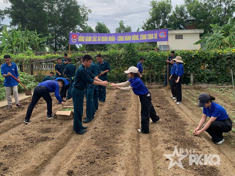 Đo&agrave;n cơ sở Trung đo&agrave;n 282 v&agrave; Li&ecirc;n chi đo&agrave;n Khoa Sinh - N&ocirc;ng nghiệp - M&ocirc;i trường, Trường Đại học Sư phạm - Đại học Đ&agrave; Nẵng tổ chức chương tr&igrave;nh t&igrave;nh nguyện &ldquo;Đồng h&agrave;nh sắc &aacute;o qu&acirc;n nh&acirc;n&rdquo;
