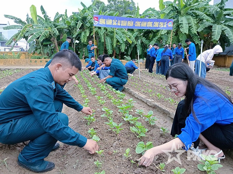 Đo&agrave;n cơ sở Trung đo&agrave;n 282 v&agrave; Li&ecirc;n chi đo&agrave;n Khoa Sinh - N&ocirc;ng nghiệp - M&ocirc;i trường, Trường Đại học Sư phạm - Đại học Đ&agrave; Nẵng tổ chức chương tr&igrave;nh t&igrave;nh nguyện &ldquo;Đồng h&agrave;nh sắc &aacute;o qu&acirc;n nh&acirc;n&rdquo;