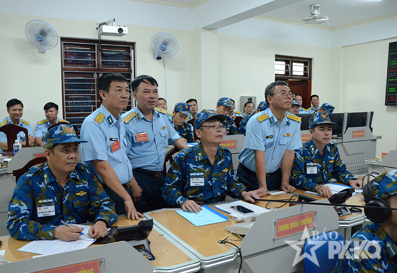 Qu&acirc;n chủng Ph&ograve;ng kh&ocirc;ng - Kh&ocirc;ng qu&acirc;n Bế mạc diễn tập, hội thao chỉ huy tham mưu c&oacute; một phần thực binh k&iacute;p chiến đấu sở chỉ huy trung đo&agrave;n ra đa