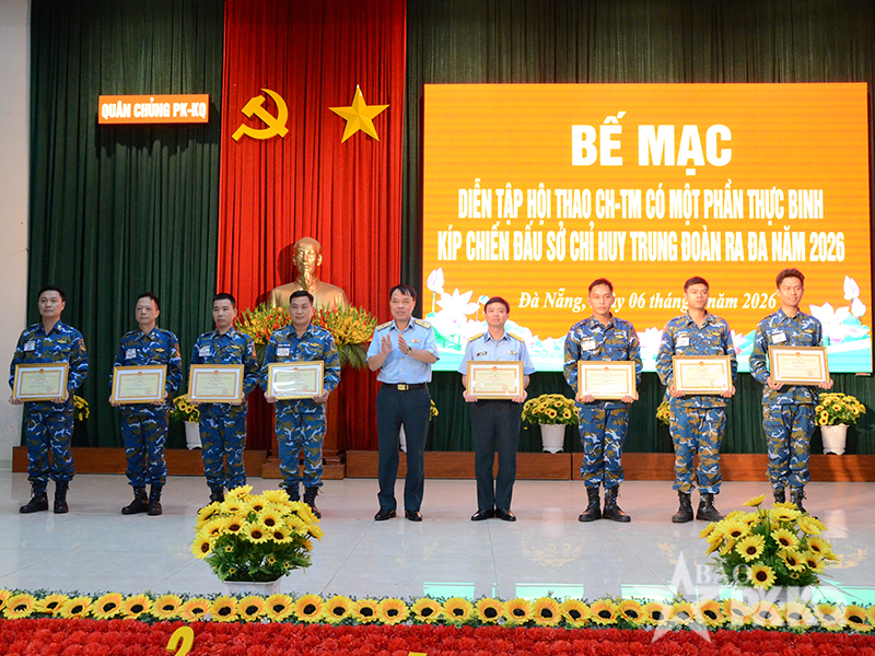 Qu&acirc;n chủng Ph&ograve;ng kh&ocirc;ng - Kh&ocirc;ng qu&acirc;n Bế mạc diễn tập, hội thao chỉ huy tham mưu c&oacute; một phần thực binh k&iacute;p chiến đấu sở chỉ huy trung đo&agrave;n ra đa