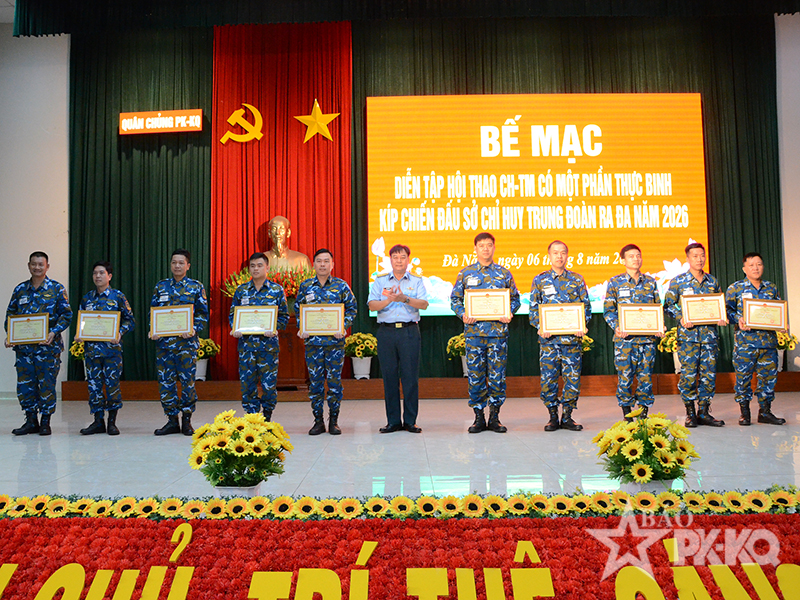 Qu&acirc;n chủng Ph&ograve;ng kh&ocirc;ng - Kh&ocirc;ng qu&acirc;n Bế mạc diễn tập, hội thao chỉ huy tham mưu c&oacute; một phần thực binh k&iacute;p chiến đấu sở chỉ huy trung đo&agrave;n ra đa