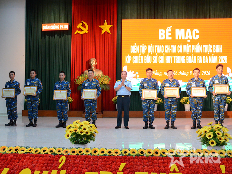 Qu&acirc;n chủng Ph&ograve;ng kh&ocirc;ng - Kh&ocirc;ng qu&acirc;n Bế mạc diễn tập, hội thao chỉ huy tham mưu c&oacute; một phần thực binh k&iacute;p chiến đấu sở chỉ huy trung đo&agrave;n ra đa